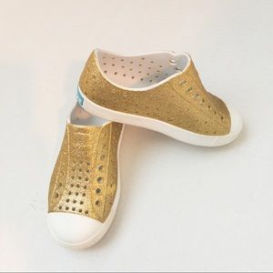 [Native] Jefferson Bling Gold Sneakers
